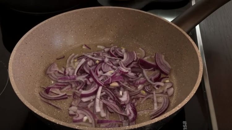 Διαδώστε το κρεμμύδι σε μια κατσαρόλα και τηγανίστε μέχρι να διαφανεί.