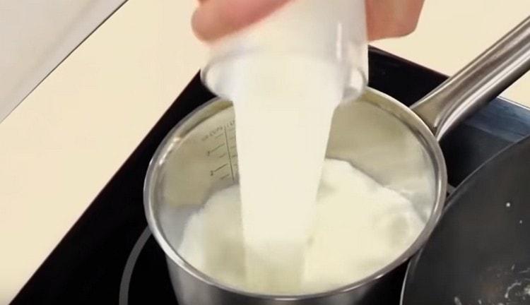 Versare il latte in una casseruola.