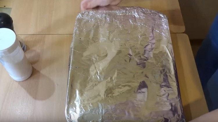 Takpan ang form na may foil at ipadala sa oven.