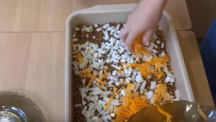 Cospargi uno strato di cipolle carote grattugiate.