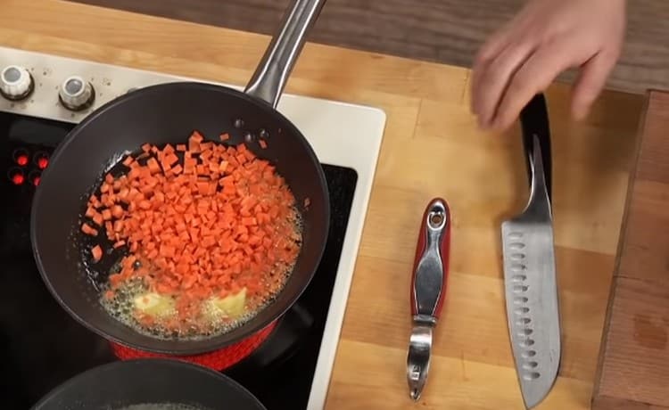 Στέλνουμε τα καρότα να τηγανίζουμε σε μια κατσαρόλα.