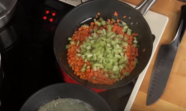 Κόβουμε το σέλινο στέλεχος και το στέλνουμε στο τηγάνι στο καρότο.