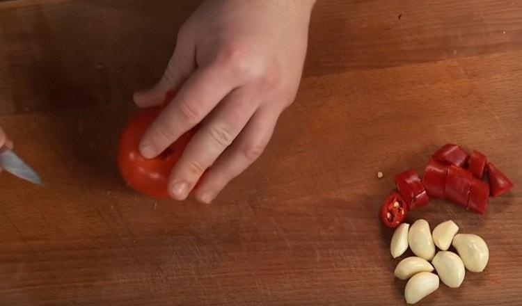 Prepariamo aglio, peperoncino, pomodori.