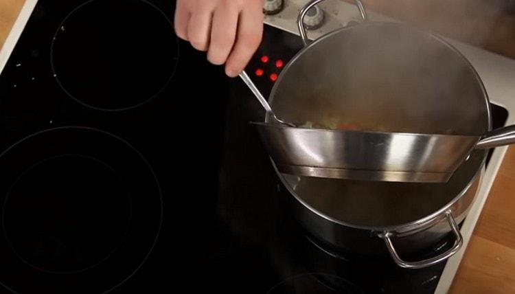 Μετά το φιλτράρισμα του ζωμού, προσθέστε το τηγάνισμα λαχανικών σε αυτό.