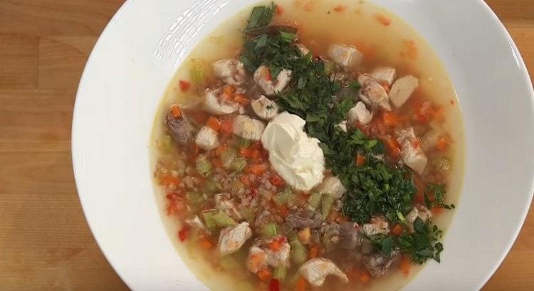 Когато сервирате, украсете елда супа с пилешки зеленина, добавете лъжица заквасена сметана.