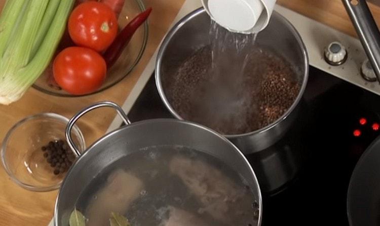 Μαγειρέψτε το φαγόπυρο σε ξεχωριστό τηγάνι μέχρι να μαγειρευτεί.