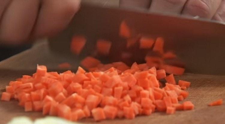 Taglia la carota in un cubetto.