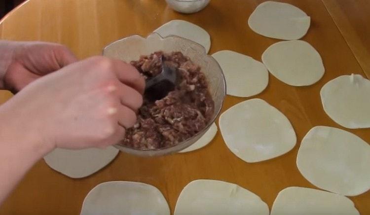 Πριν από τη γλυπτική των dumplings, μπορείτε να προσθέσετε περισσότερο νερό στο κρεμμύδι, αν είναι εγχυθεί και γίνεται παχύ.