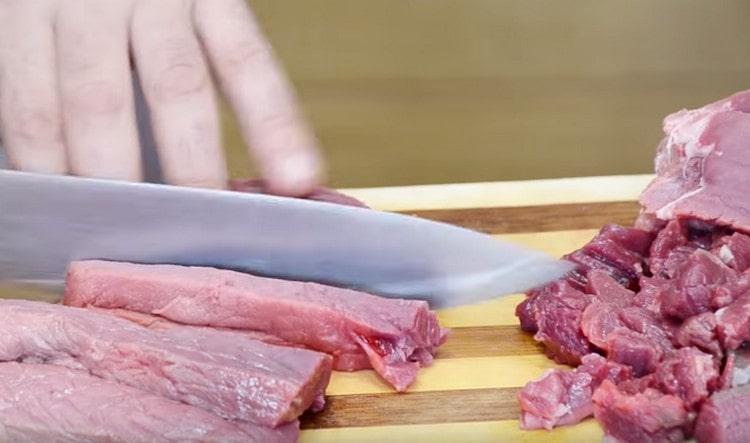 Nakrájejte hovězí maso na malé kousky.