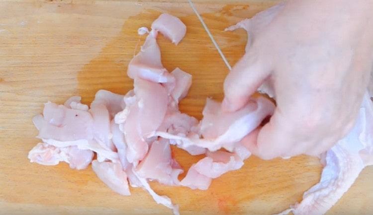 Нарежете пилето на малки парченца.