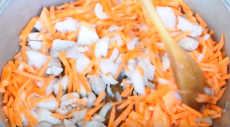 Aggiungi cipolle e carote alla carne, mescola, fai sobbollire insieme.
