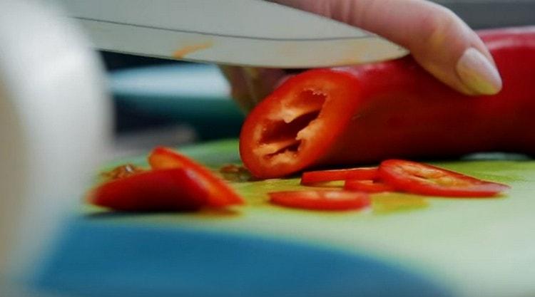 Κόψτε τις μικρές πιπεριές σε μικρούς κύκλους.
