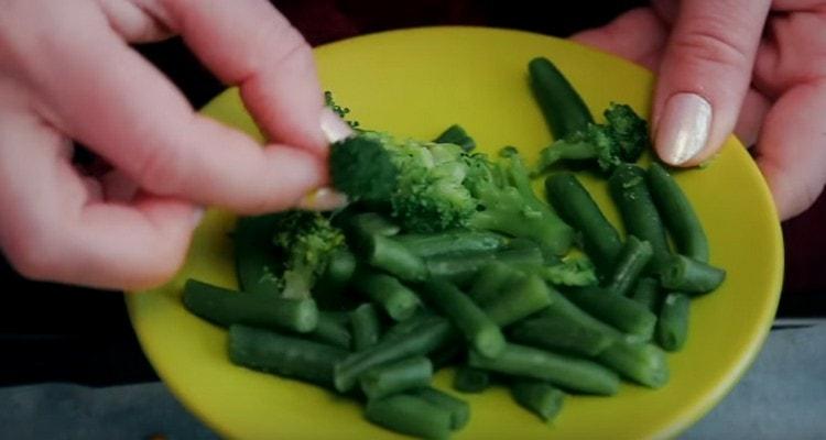 Padalinkite į mažus brokolių žiedynų gabalėlius.
