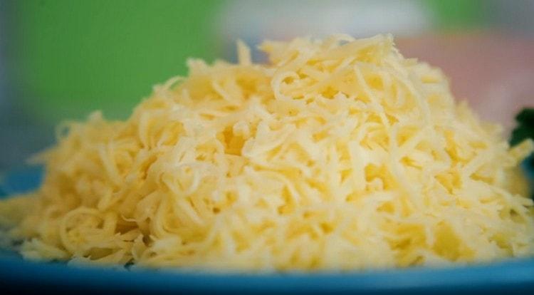 Απλώστε σκληρό τυρί.