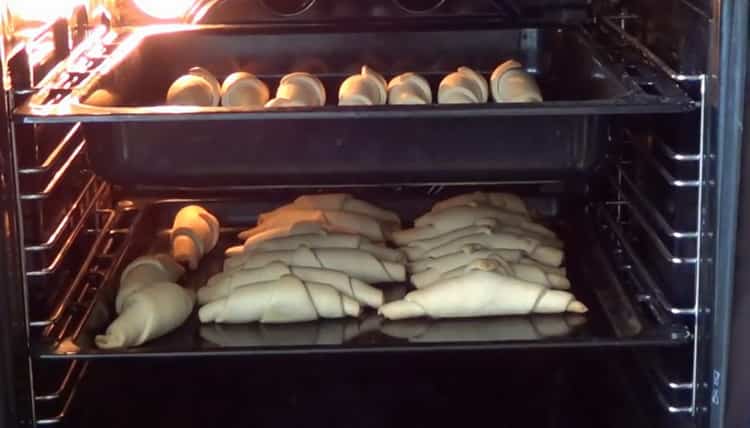 Per preparare i biscotti per un minuto con marmellata, preriscaldare il forno