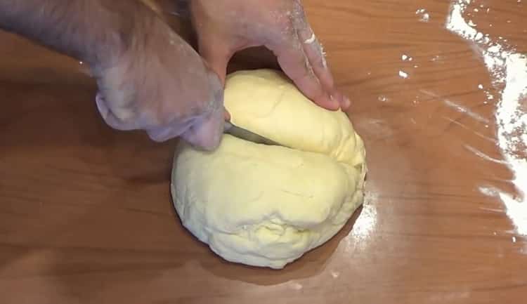 Evästeiden valmistamiseksi hillo minuutin ajan taikinalla.