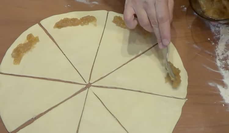 Για να κάνετε cookie για ένα λεπτό με μαρμελάδα, βάλτε μαρμελάδα στη ζύμη