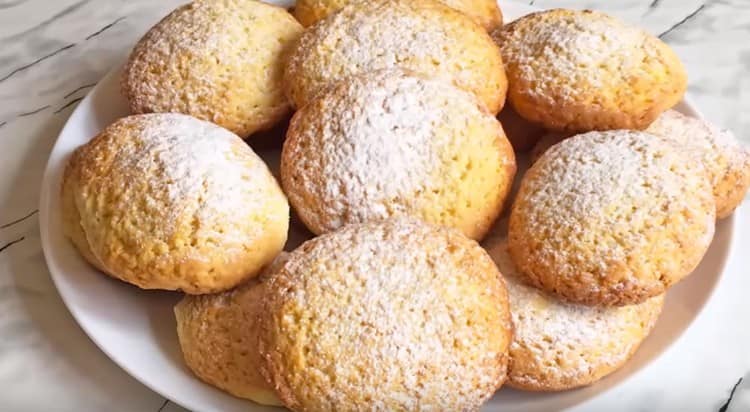 Cotti secondo questa ricetta i biscotti fatti in casa su panna acida possono anche essere cosparsi di zucchero a velo.