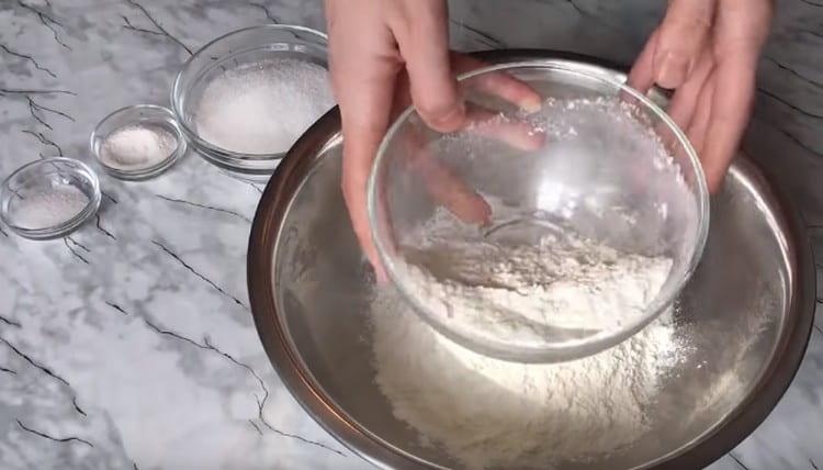 Сложете пресятото брашно в купа.