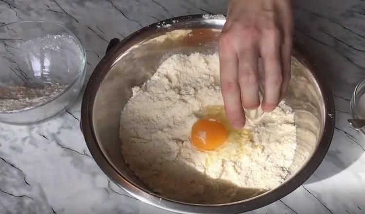 Προσθέστε το αυγό στο ψίχουλο, ανακατέψτε.