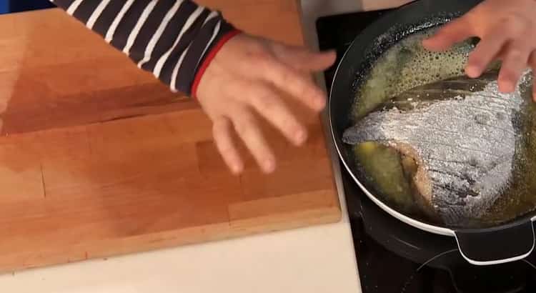 Um gebratene Flunder in einer Pfanne zu kochen, braten Sie den Fisch