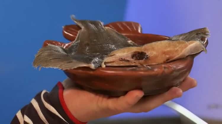 لطهي السمك المفلطح المقلية في مقلاة ، قم بتنظيف السمك