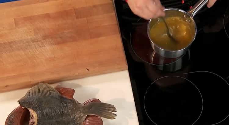 Για να προετοιμάσετε τη τηγανισμένη συστάδα σε μια κατσαρόλα, ετοιμάστε τα συστατικά