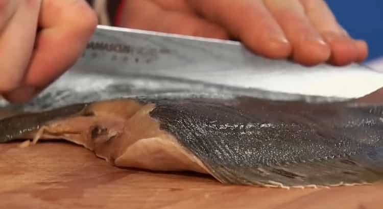 Per cucinare la passera fritta in padella, tagliare il pesce