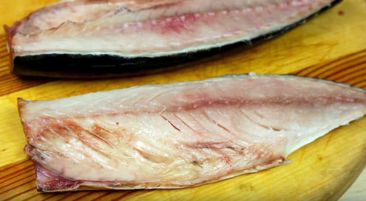 Oddělte jatečně upravené tělo makrely na filetu.