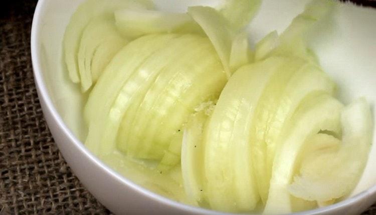 Supilkite svogūną su augalinio aliejaus ir citrinos sulčių mišiniu.