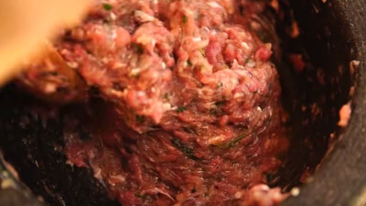 Gumalaw ng minced meat nang lubusan sa pamamagitan ng pagdaragdag ng tubig dito.