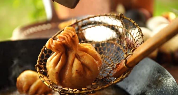 So sehen gebratene Khinkali appetitlich aus.