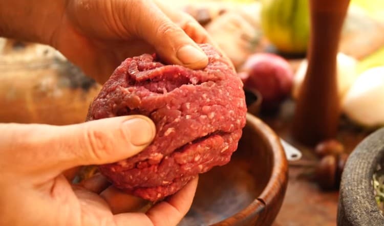 Περιστρέψτε το κρέας μέσω ενός μηχανήματος κοπής κρέατος.