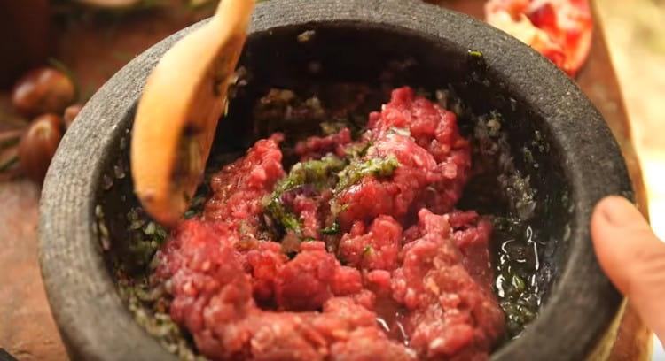 Unisci la carne macinata con cipolla, coriandolo e spezie.