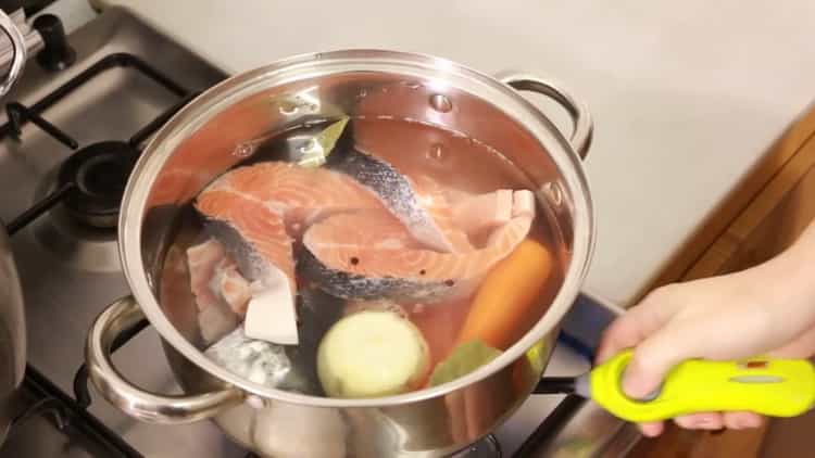 Um den gelierten Fisch mit Gelatine zuzubereiten, kochen Sie die Zutaten
