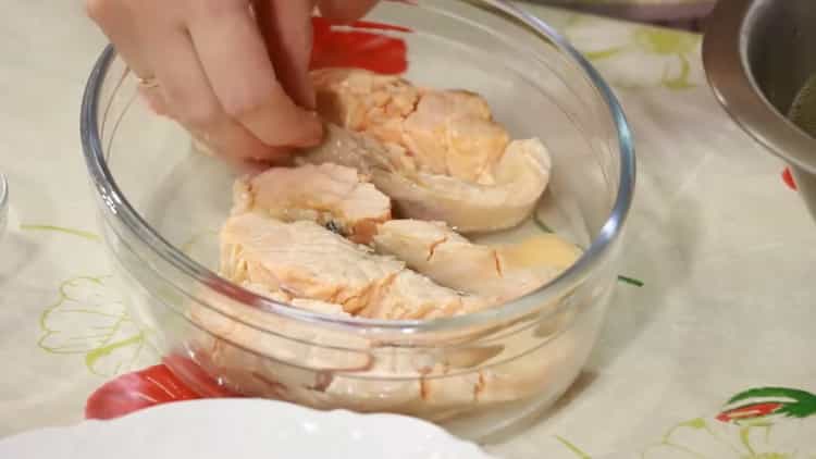 Um ein Fischfilet mit Gelatine zuzubereiten, legen Sie den Fisch in eine Form