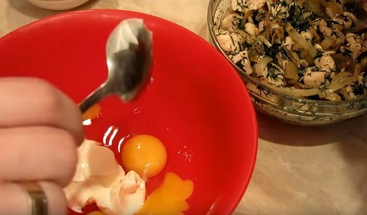 Για να κάνετε τη ζύμη θα χρειαστείτε αυγά, ξινή κρέμα και μαγιονέζα.