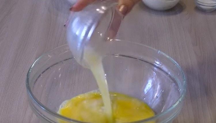 Die geschmolzene Butter zu den Eiern geben.