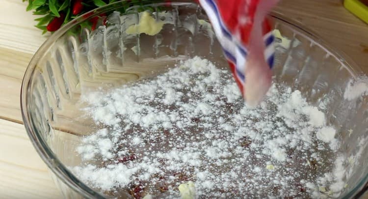Lubricate ang cake ng cake na may mantikilya at iwisik ang harina.