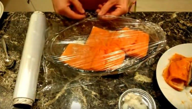 coprire il pesce con un coperchio o una pellicola trasparente e inviare al frigorifero.