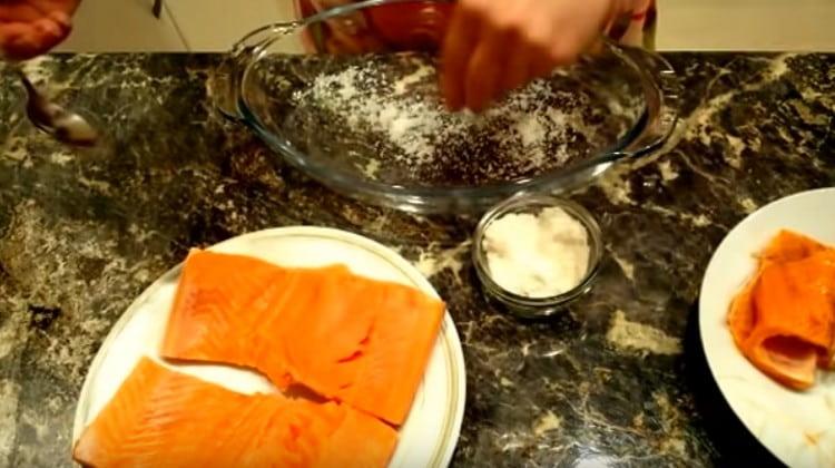 Ripottele suolaa astiaan, johon suolaamme kalat.