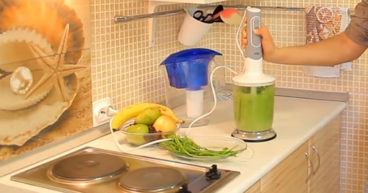 Megszakítjuk a zellert és a salátát egy turmixgépben vízzel vagy joghurttal.
