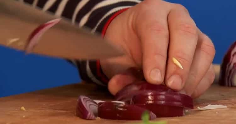 Norėdami virti šamą orkaitėje, supjaustykite svogūnus
