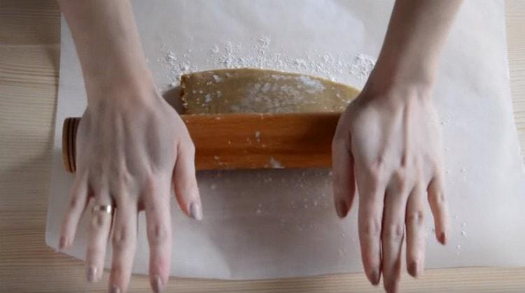 Вземете парче тесто и разточете.