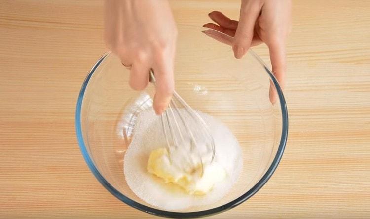 Knete die Butter mit Zucker.