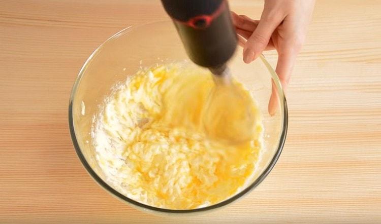 Butter mit Zucker prächtig rühren.