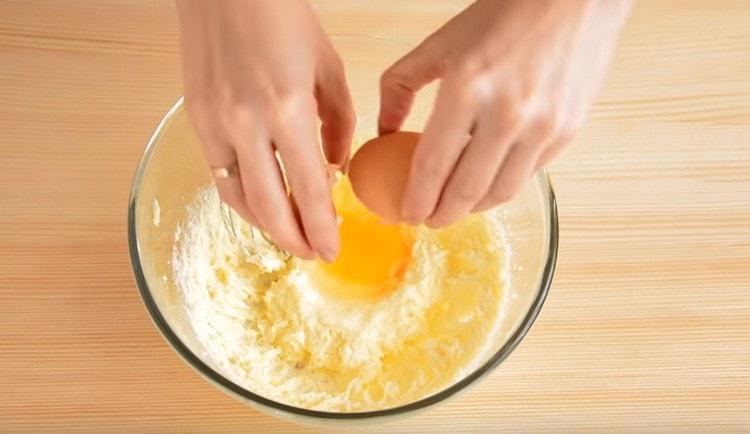 Вкарайте яйце в маслената маса.