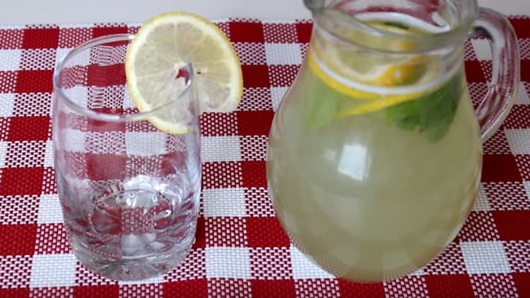 Mint láthatja, a recept szerinti gyömbér limonádé percek alatt elkészíthető.