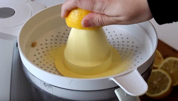 Készítsen gyümölcslevet egy citruslé-presszóval.