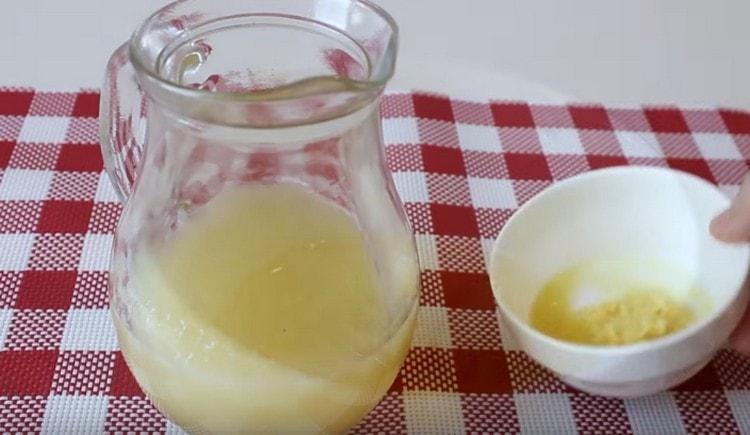 Ingwer in Zitronensaft geben und mischen.
